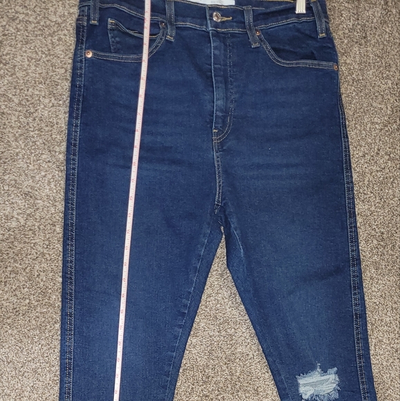 Signature Heritage High Rise Skinny distressed left knee, frayed hem. Size 10 - Picture 3 of 3